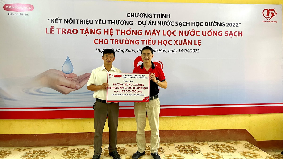 nuoc-sach-thanh-hoa Ông Ngô Việt Phương - Phó Tổng Giám đốc Kinh Doanh Dai-ichi Life Việt Nam trao biểu trưng hai hệ thống máy lọc nước uống sạch trị giá 52 triệu đồng cho Trường Tiểu học Xuân Lẹ, xã Xuân Lẹ, huyện Thường Xuân, tỉnh Thanh Hóa.